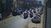 Os dois homens descem do carro e iniciam uma discussão 