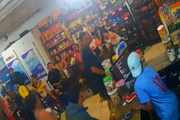 Após o disparo, suspeito caminha tranquilamente atrás do jovem