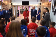 O casal visita uma escola galesa