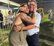 Whindersson Nunes e o pai, Hidelbrando Sousa Batista, posam sorridentes para as redes sociais