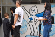 Famílias levam crianças de 10 e 11 anos para se vacinar contra dengue