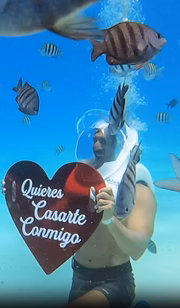 A influencer estava embaixo d'água com o namorado