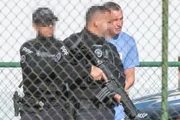 Agente do Gaep usa um dos fuzis IMBEL 7,62 Parafal durante transferência de Marcola para Brasília