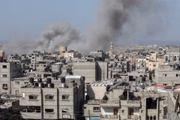 A fumaça sobe depois que ataques israelenses aéreos, marítimos e terrestres atingiram áreas residenciais em Rafah, Gaza, em 23 de novembro de 2023