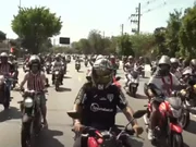 São-paulinos fazem "motociata" para escoltar ônibus