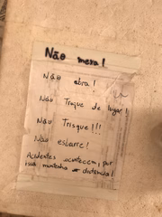 Aviso na caixa onde a cobra estava