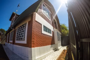 O espaço tem quartos individuais e coletivos