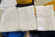 Aluna ficou chocada com as mensagens que alguém escreveu em seu caderno