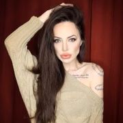 A semelhança da curitibana, descendente de alemães, com a atriz hollywoodiana impressiona 
