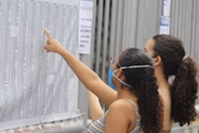 Mulher confere lista de candidatos