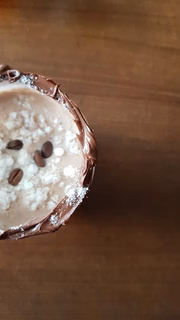 Para uma bebida mais doce, passe uma colher de Nutella na parte de dentro do copo, misture 200ml de <em>cold brew</em> com duas colheres de sopa de leite em pó. Em seguida, adicione uma colher de sopa de cacau em pó e uma de leite de coco. Finalize com gelo e mais Nutella na borda do copo