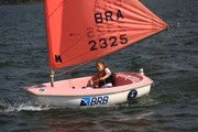 Beatriz utiliza barco com leme mais sensível que o comum e adaptado ao comprimento dos braços