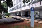 Espelho-d’água está localizado em frente ao Bloco F