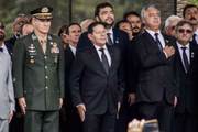 Mourão ao lado de militares da ativa e da reserva
