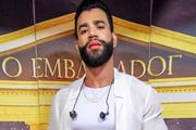 Ele é cantor e casado com Andressa Suita