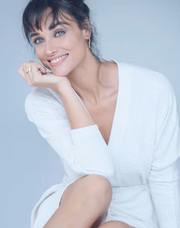 Assim como Débora Nascimento
