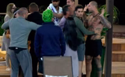Durante o conflito, outros peões tentaram apartar Zé Love, Yuri e Sacha