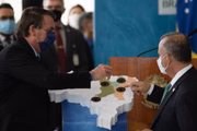 O presidente Jair Bolsonaro (sem partido) e o ministro do Desenvolvimento Regional, Rogério Marinho, durante anúncio de investimentos para o Programa Águas Brasileiras