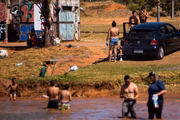 Dentro ou fora da água, o isolamento social foi desrespeitado