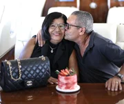 Pais de Carlinhos Maia posam para a câmera. Seu Virgílio dá um beijo na mãe do influenciador, dona Maria das Graças
