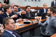 Nikolas e outros deputados da oposição sentaram atrás de Janones na reunião do conselho