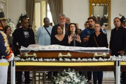 Amigos fazem oração na despedida a Cid Moreira