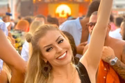 Ela reclamou que ainda não tinha recebido os veículos