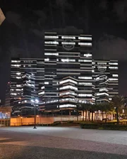 Foto feita tarde da noite em ambiente externoF