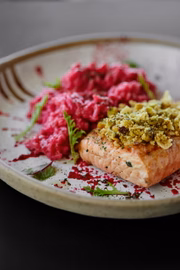 O salmão acompanha risoto roxo (R$ 66)