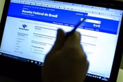 Além disso, entre os cidadãos que devem fazer a declaração, estão aqueles que tiveram ganho de capital na alienação de bens e direitos, a propriedade de bens ou direitos de valor total superior a R$ 300 mil e quem teve isenção de imposto sobre o ganho de capital na venda de imóveis residenciais