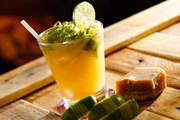 Caipirinha, feita com cachaça