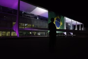 Bandeira do Brasil na fachada do Palácio do Planalto