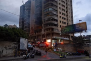 Fumaça sai de prédio de apartamentos que foi atingido por um ataque aéreo israelense em Beirute, no Líbano.