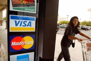 Mastercard, Visa e American Express: as operadoras de cartão de crédito também suspenderam as atividades no país. As empresas já tinham travado parte das operações, bloqueando instituições financeiras russas, mas decidiram expandir as retaliações Mastercard, Visa e American Express: as operadoras de cartão de crédito também suspenderam as atividades no país. As empresas já tinham travado parte das operações, bloqueando instituições financeiras russas, mas decidiram expandir as retaliações