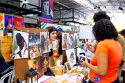 Os ilustradores venderão prints, adesivos, bottons, camisetas e outros produtos, oferecendo ao público a oportunidade de comprar peças únicas e criativas, presentear amigos e familiares, conhecer o trabalho produzido por artistas locais e aproveitar um evento cheio de gente criativa — tudo em um espaço símbolo da arte urbana do DF.