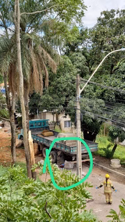 Veículo transportava areia e pedras de grande porte