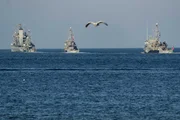 Quatro navios de guerra (o navio de abastecimento Tender "Elbe" l e três caça-minas) deixam o porto de Kiel para reforçar o flanco norte da OTAN no Mar Báltico. A razão atual para esta medida é a escalada da crise Rússia-Ucrânia e a crescente ameaça percebida pelos parceiros da Alemanha na Europa Oriental em particular