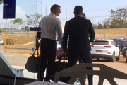 Flávio Bolsonaro sai da academia na companhia de dois seguranças