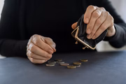 Em outras palavras, se há aumento da inflação, o dinheiro passa a valer menos. A principal consequência é a perda do poder de compra ao longo do tempo, com o aumento dos preços das mercadorias e a desvalorização da moeda