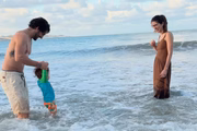 Rebeca Abravanel, Alexandre Pato e Benjamin posam juntos na praia