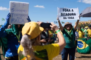 Muitos cartazes faziam críticas ao STF