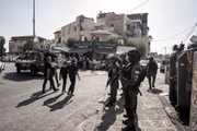 Muçulmanos, que não são permitidos na Mesquita de Al-Aqsa, realizam a oração de sexta-feira no bairro de Ra's al-Amud enquanto as forças israelenses tomam medidas de segurança em Jerusalém