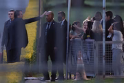 Brasília (DF) - 22/03/2021 Presidente Bolsonaro chega ao Palácio da Alvorada e cumprimenta apoiadores sem máscara. Os seguranças que o acompanham também não utilizam o equipamento de proteção