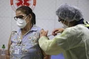 Valterli, enfermeira do Samu, toma vacina contra a Covid-19