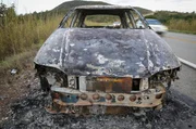 Carro incendiado por Lázaro em um dos assaltos