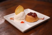 Petit gateau de goiaba com sorbet de queijo meia cura