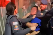 Soldado feminina golpeia mulher que é sufocada por outro policial