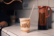 A chef Renata Carvalho convidou o barista Fabrício Lima, do Seu Patrício, para sua primeira colaboração: um milkshake de cold brew