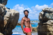 Caio Giovani - 29 anos, ator, cantor e dançarino, Rio de Janeiro - Um competidor nato. Foi militar antes de se tornar um artista e sabe seguir regras, mas também dançar conforme a música. Não suporta perder