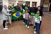 lguns dos integrantes do grupo de repatriados e funcionários da embaixada brasileira no Egito.